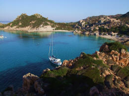 Flottielje zeilen in Sardinie en bezoek de mooie baai Cala Corsara
