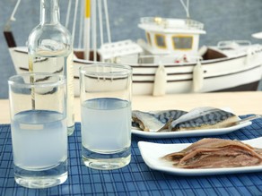 genieten van ouzo aan de Griekse havenkade